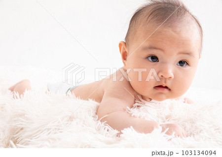 頭を上げる赤ちゃん baby 頭を上げる赤ちゃん baby 103134094