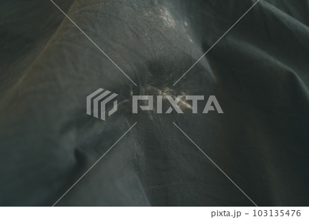 洗濯した黒い服に付着する白い汚れ 洗濯した黒い服に付着する白い汚れ 103135476