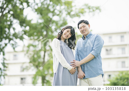 仲良さそうな若い夫婦の写真素材 [103135818] - PIXTA
