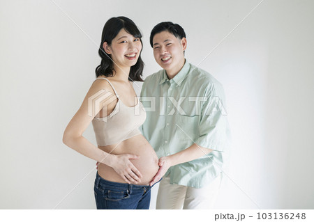 妊婦,若い夫婦,マタニティ,白背景 103136248