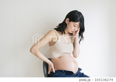 体調の悪そうな妊婦 103136274