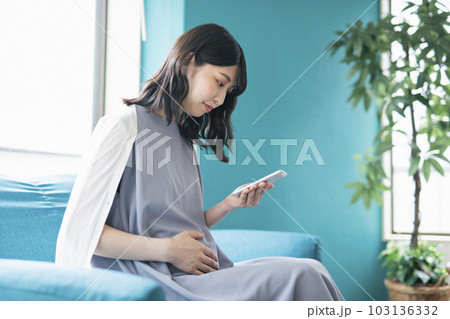スマートフォンを見る妊婦 103136332