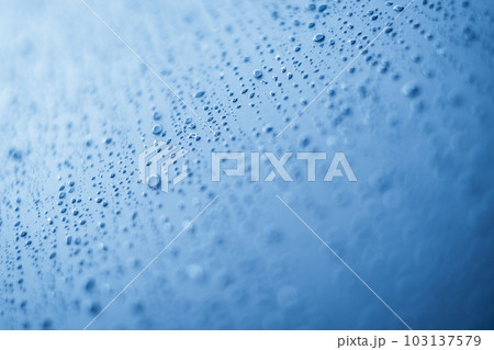 雨のイメージ  壁についた雨粒 雨のイメージ  壁についた雨粒 103137579