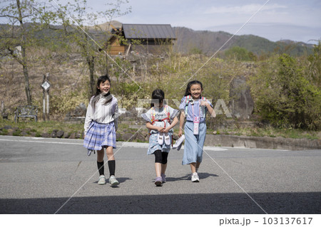 小学校の放課後に遊ぶ女子児童 小学校の放課後に遊ぶ女子児童 103137617
