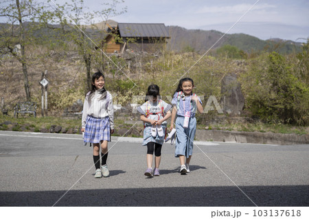 小学校の放課後に遊ぶ女子児童 103137618