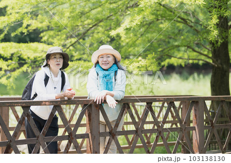 ハイキングを楽しむシニア女性友達 ハイキングを楽しむシニア女性友達 103138130