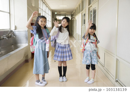 学校の廊下で手を振る女の子 103138139