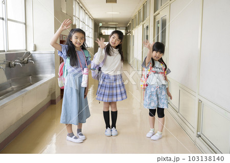 学校の廊下で手を振る女の子 103138140