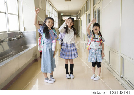学校の廊下で手を振る女の子 103138141