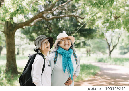 ハイキングを楽しむシニア女性友達 103139243