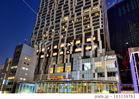 渋谷駅周辺の高層オフィスビルと複合商業施設の夜景 103139761