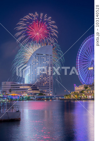 横浜開港祭 みなとみらいの夜景と花火のコラボレーション 横浜開港祭 みなとみらいの夜景と花火のコラボレーション 103140528