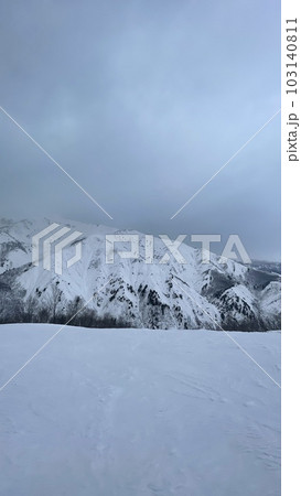 曇りの日のスキー場から見える雪山 103140811