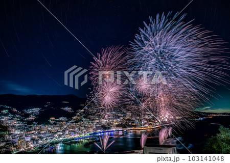 熱海花火大会　美しい熱海のホテルの夜景と花火のコラボレーション 103141048