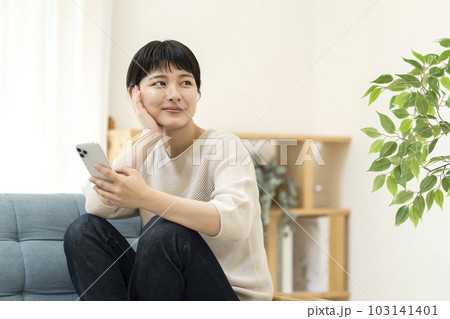 スマートフォンを使う若い女性 103141401