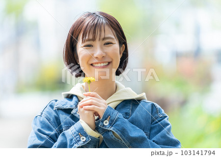 花を持った女性 旅行をする女性 北海道観光 小樽 旅行 花を持った女性 旅行をする女性 北海道観光 小樽 旅行 103141794