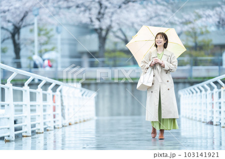 雨の中で待つ女性 傘をさす若い女性 雨の中で待つ女性 傘をさす若い女性 103141921