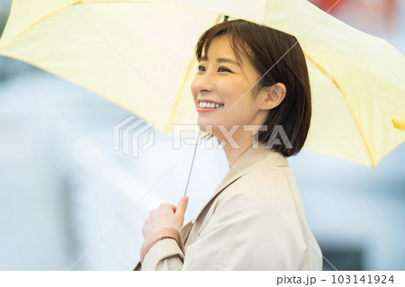 雨の中で待つ女性 傘をさす若い女性 雨の中で待つ女性 傘をさす若い女性 103141924