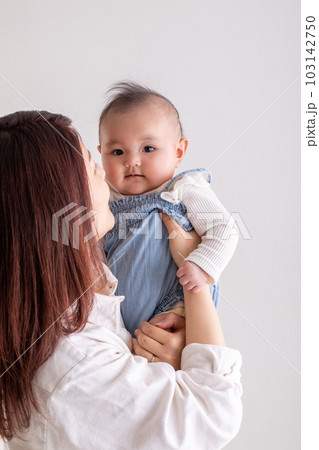 抱っこされる赤ちゃん　baby 103142750