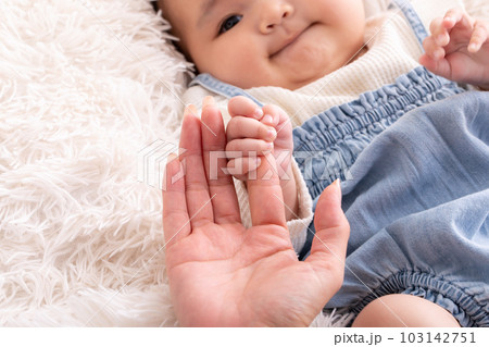 ママの手を握る赤ちゃん baby ママの手を握る赤ちゃん baby 103142751