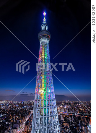 夜空にそびえ立つレインボーカラーの東京スカイツリー 夜空にそびえ立つレインボーカラーの東京スカイツリー 103142987