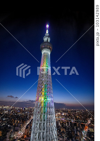 夜空にそびえ立つレインボーカラーの東京スカイツリー 103142989
