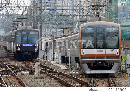 相鉄20000系 20101F祝開業相鉄・東急新横浜線装飾と東京地下鉄10000系 和光市 相鉄20000系 20101F祝開業相鉄・東急新横浜線装飾と東京地下鉄10000系 和光市 103143902