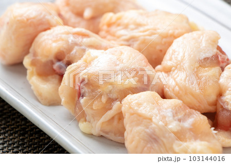 ぼんじり(テール)のアップ。下処理前。 ぼんじり(テール)のアップ。下処理前。 103144016