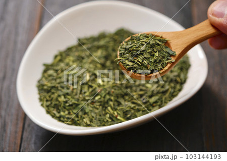 緑茶の茶葉 木さじ お茶イメージ 緑茶の茶葉 木さじ お茶イメージ 103144193