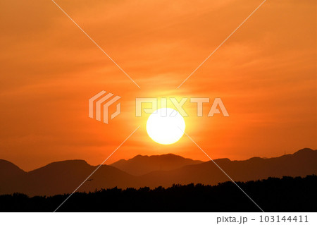 山の向こうへと沈む夕日 103144411