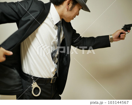 犯人を追いかける警察官 犯人を追いかける警察官 103144567