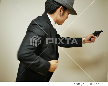 拳銃を突き付ける男性 103144569
