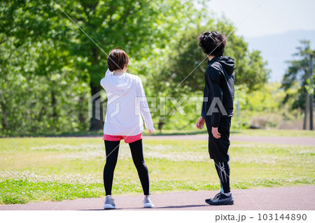 公園でランニングする若いカップル 103144890