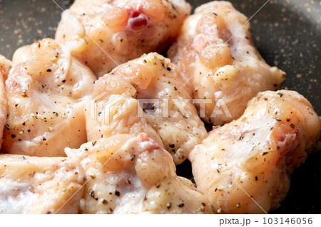 鶏肉(ぼんじり･テール)をフライパンで焼く。(塩こしょう焼き) 103146056