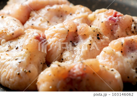 鶏肉(ぼんじり･テール)をフライパンで焼く。(塩こしょう焼き) 103146062