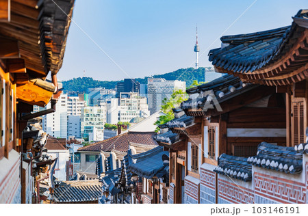 ソウル 北村韓屋村とNソウルタワー 夕景 ソウル 北村韓屋村とNソウルタワー 夕景 103146191