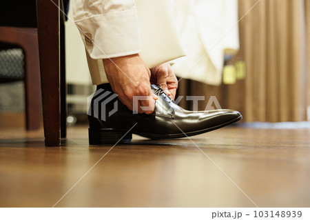 結婚式ブライズルームでお支度をする新郎のイメージ画像 103148939