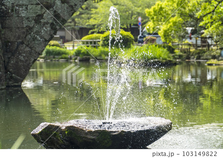 噴水 水しぶき 水粒 噴水 水しぶき 水粒 103149822