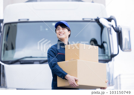 荷物を運ぶトラックドライバー 103150749