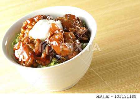 温玉のせ唐揚げ丼 温玉のせ唐揚げ丼 103151189