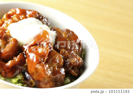 温玉のせ唐揚げ丼 温玉のせ唐揚げ丼 103151193