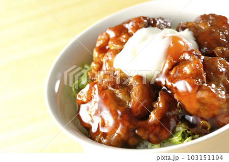 温玉のせ唐揚げ丼 温玉のせ唐揚げ丼 103151194