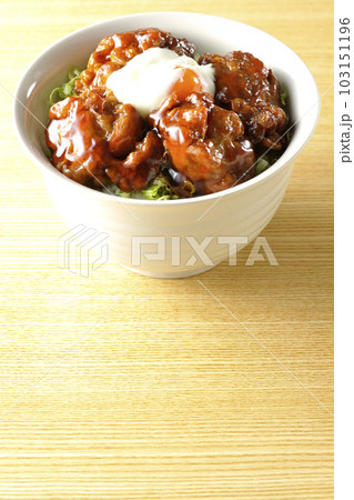温玉のせ唐揚げ丼 103151196