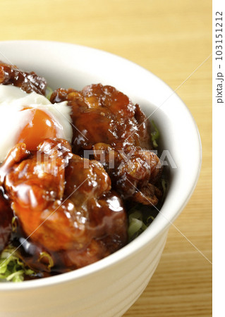 温玉のせ唐揚げ丼 温玉のせ唐揚げ丼 103151212