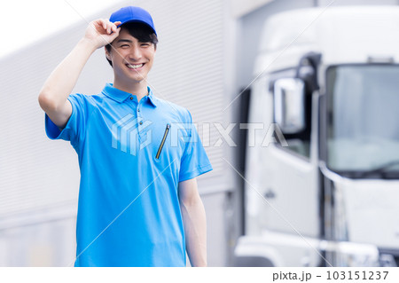 笑顔でトラックの前に立つドライバー 103151237