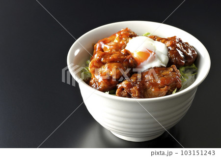 温玉のせ唐揚げ丼を黒背景で撮影 103151243