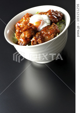 温玉のせ唐揚げ丼を黒背景で撮影 103151256