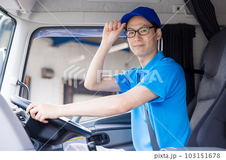 トラックドライバー　運転手のポートレート 103151678