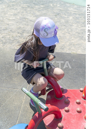 ロッキング遊具で遊ぶ女の子　公園の遊具 103151714