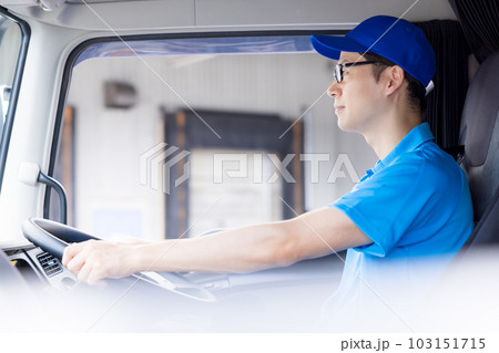 トラックドライバー　運転手のポートレート 103151715